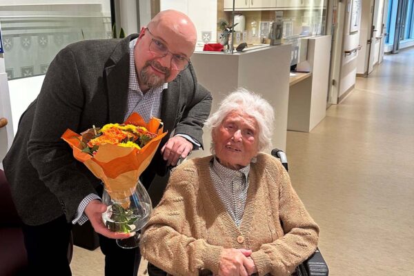 Die Geschäftsführung im Malteser Ordenshaus überreicht Blumen an Frau Sauter