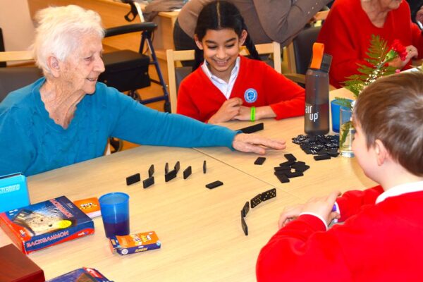 Malteser Ordenshaus Besuch Stella Int School - Schülerinnen und Schüler lernen, was Altern bedeutet