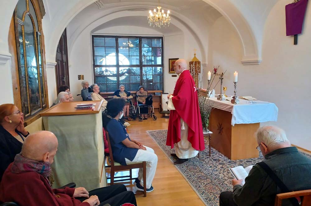 BewohnerInnen im Malteser Ordenshaus bei der Heiligen Messe an Palmsonntag